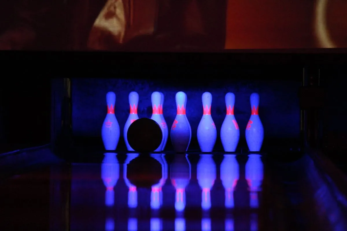 Quilles éclairées aux néons au bout d'une piste de bowling